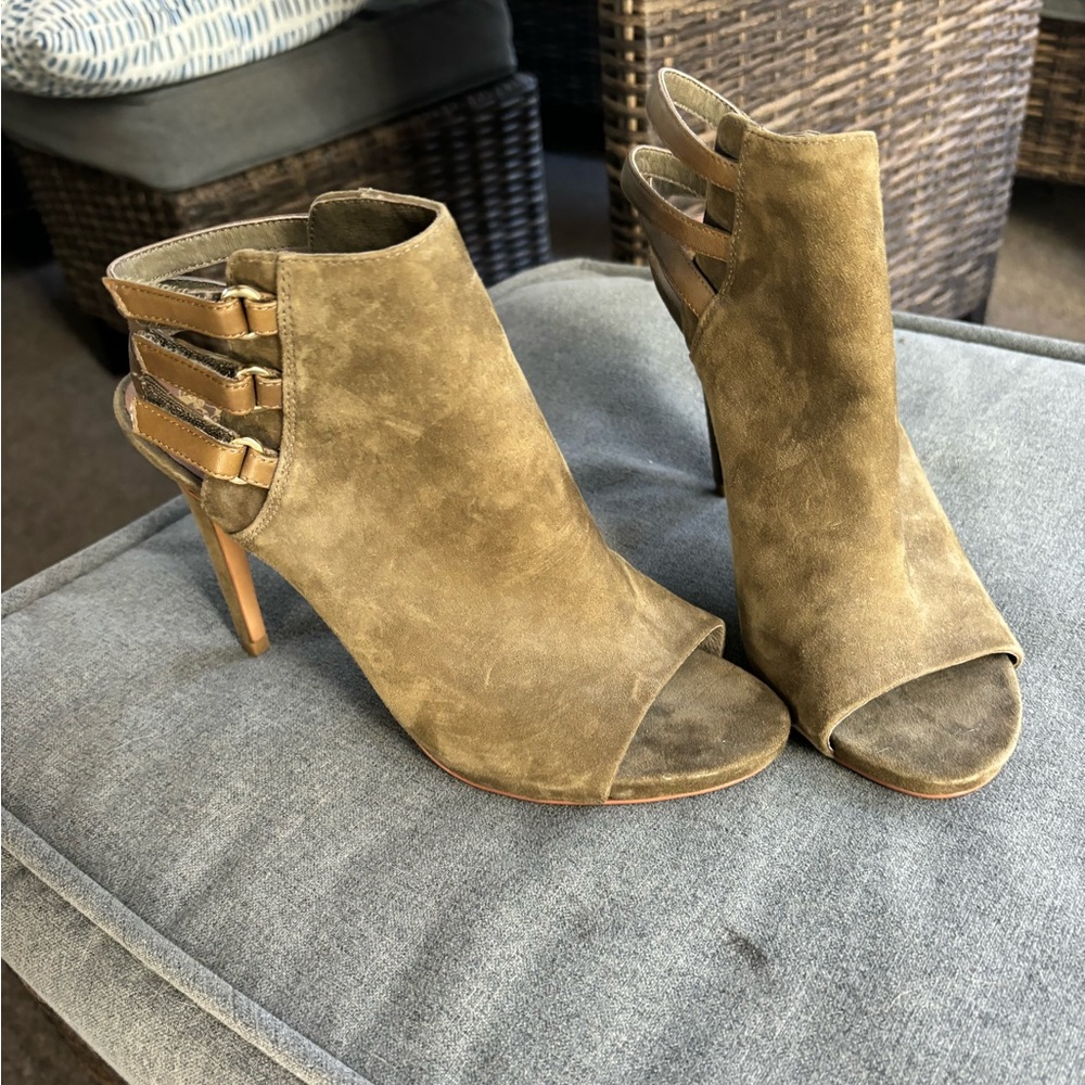 NWOT Vince Camuto olive green suede pump sandals